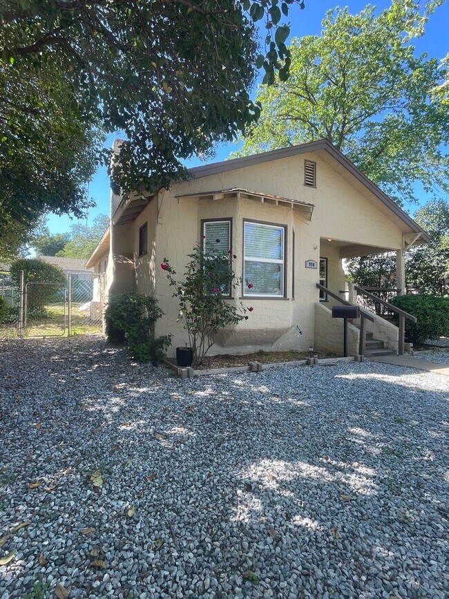 Building Photo - CHARMING 2 BED 1 BATH VICTORIAN HOME