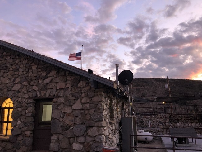Foto del edificio - 17531 Elizabeth Lake Rd
