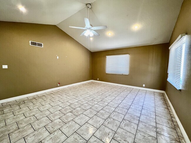 Foto del edificio - 14624 Eston Pl