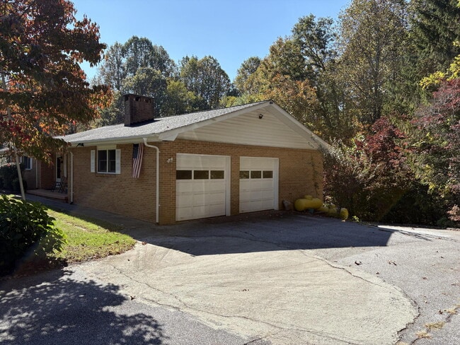 Building Photo - Great Family Home for Rent in Henderson Co...
