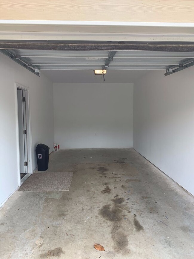 Building Photo - 447 W Longleaf Dr