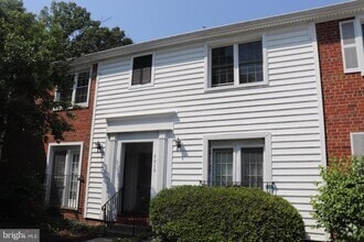 Building Photo - 2615 S Walter Reed Dr