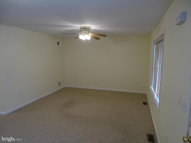 Foto del edificio - 10 Fairview Ave