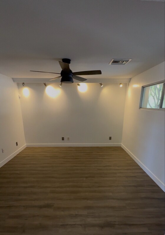 Foto del edificio - 1909 E La Jolla Dr