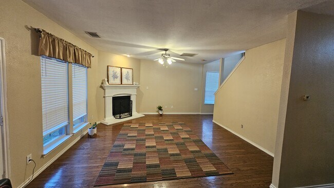 Foto del edificio - 8409 Romanway Dr
