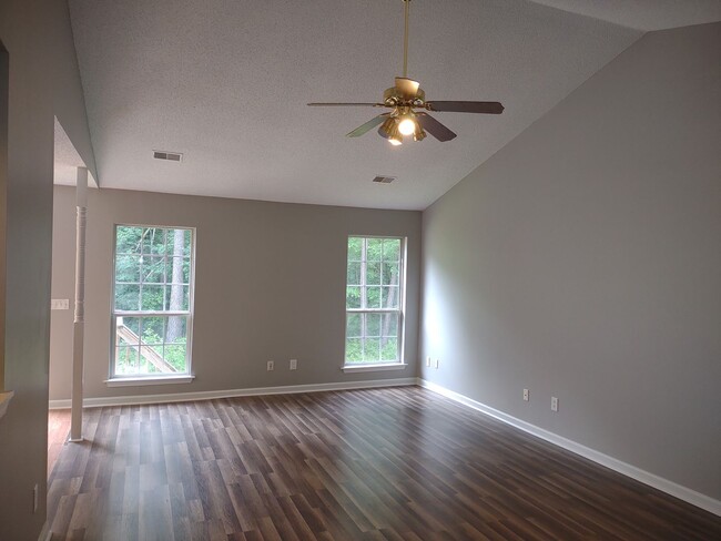 Building Photo - Charming Three Bedroom Home Located in Nor...