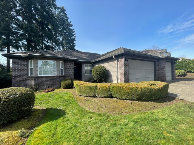 Building Photo - Clackamas Ranch 3 bedroom 2 bathroom - W/D and A/C and a 3 Car Garage!