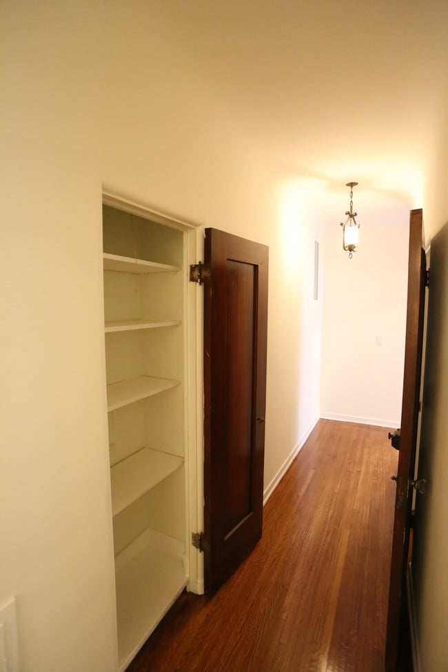 21 - 248 S Sycamore Ave