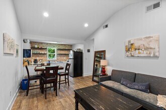 Building Photo - 413 Lockland Dr
