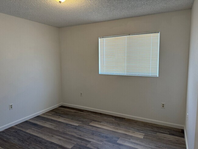 Building Photo - 860 E Brown Rd