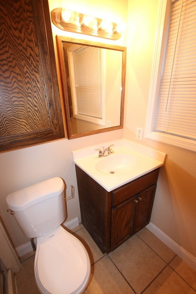 Building Photo - 3 Bedroom Home For Rent Near UT!