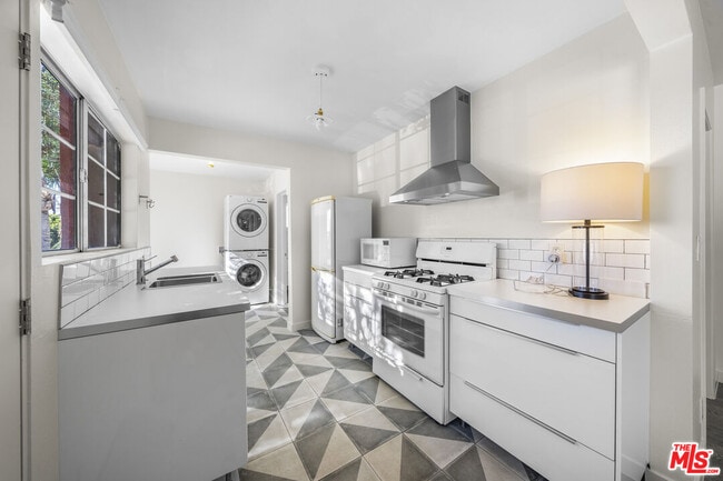 Building Photo - 951 N Hoover St