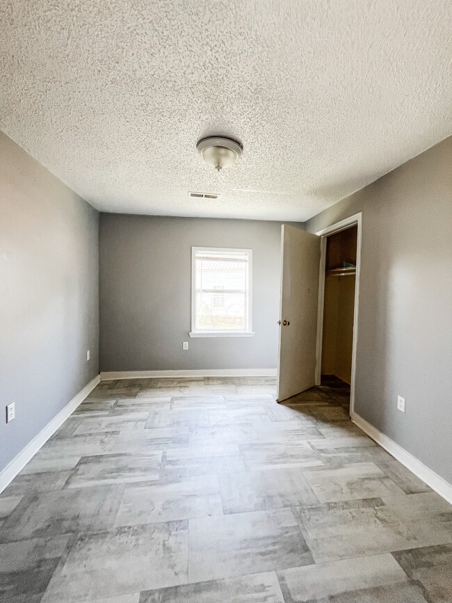 Building Photo - 118 Tuxedo Dr