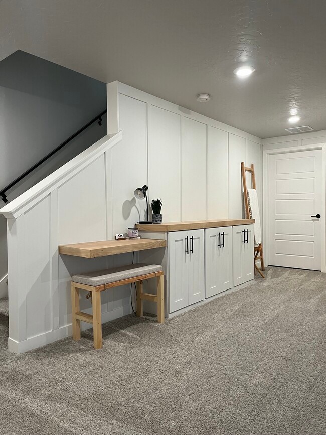 Building Photo - 246 S Meadowbrook Ct