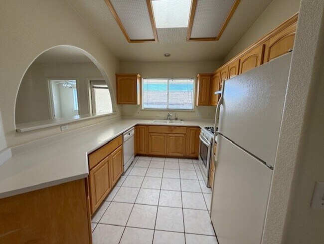 Foto del edificio - Occupied Do Not Disturb Tenant 3 Bedroom Plus Den & 2 Bath home Contact Property Pros Property Ma...