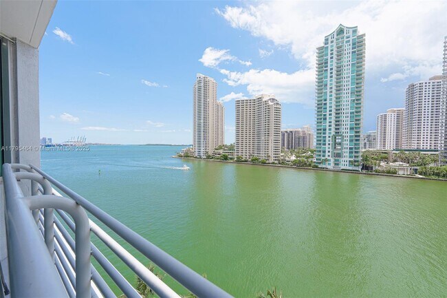 Foto del edificio - 325 S Biscayne Blvd