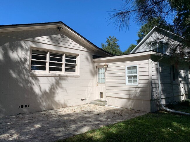 Building Photo - James Island Studio Available!