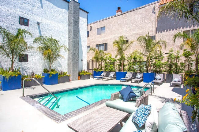 Piscina - 439 W Stocker Luxury Living