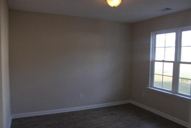 Foto del edificio - 119 Roswell Dr W