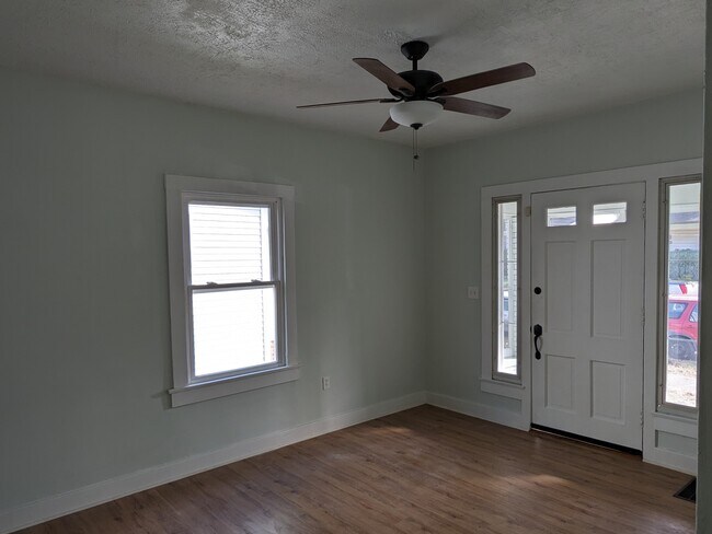 Building Photo - 1207 Rufer Ave
