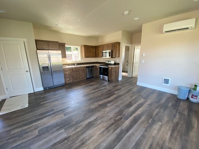 Building Photo - 1444 NW Canyon Dr