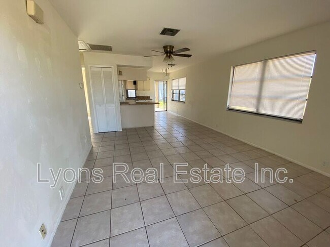 Building Photo - 801 SE 5th Ave