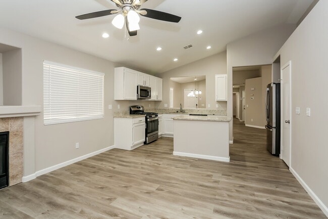 Foto del edificio - 8809 W Colorful Pines Ave
