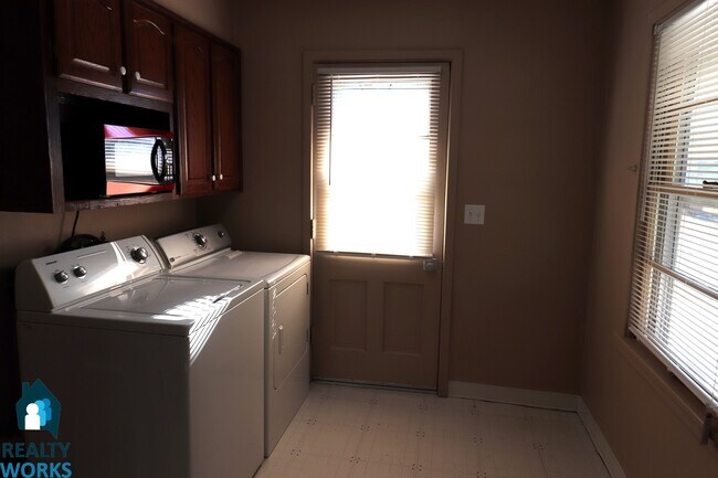 Building Photo - Lovely 3 bed House!