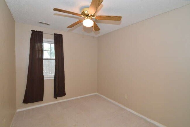 Foto del edificio - 1020 Tealwood Dr