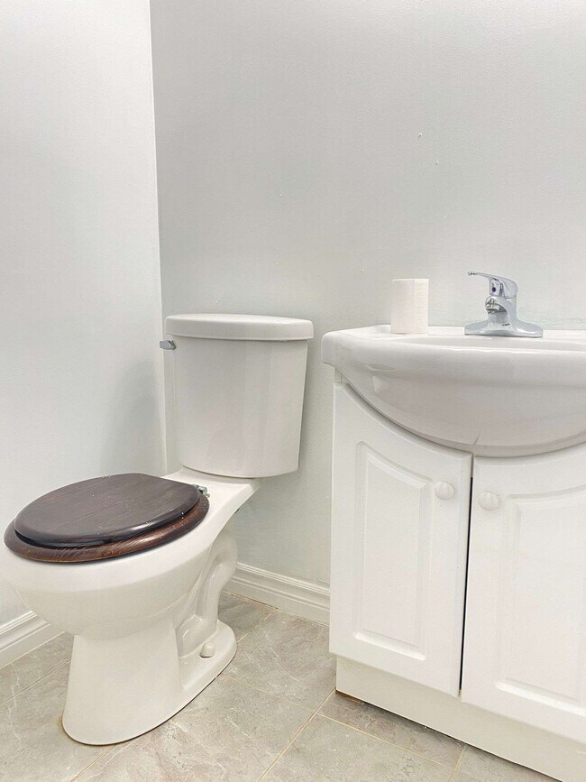 Building Photo - 49 Glenmore Dr