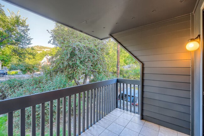 Foto del edificio - Two Story Condominium Prime Location! Just...