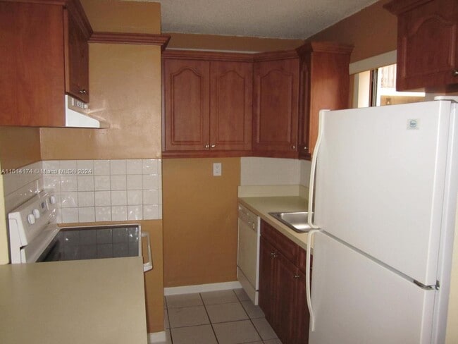 Building Photo - 1121 SW 122nd Ave