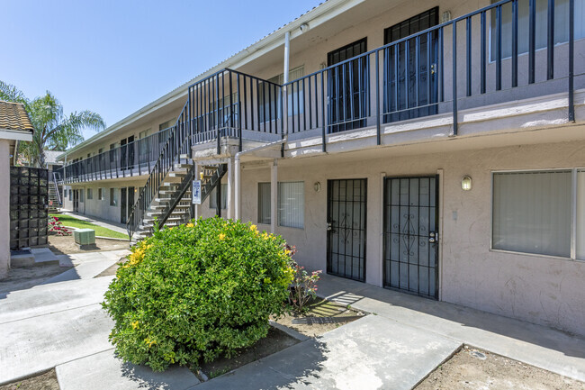 Courtyard - Blue Haven Apartments