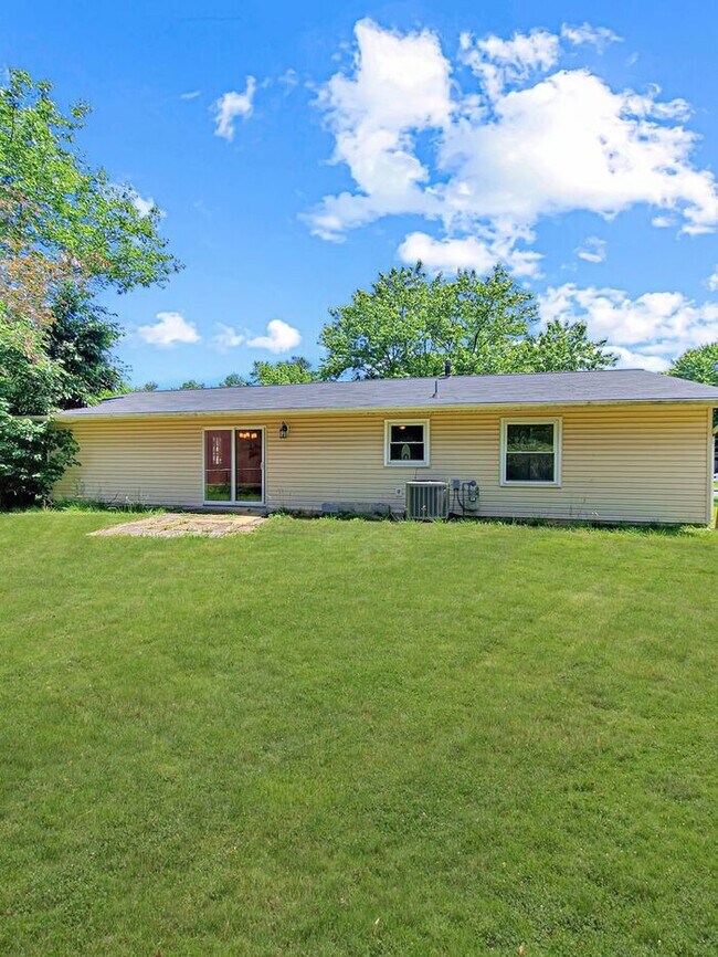 Building Photo - Rambler with Modern Interior, 3/Bedroom, 2...