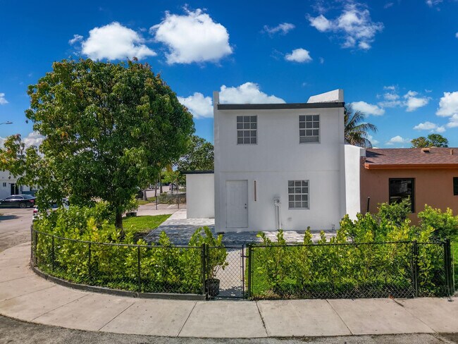 Foto del edificio - 4527 NW 191st Terrace