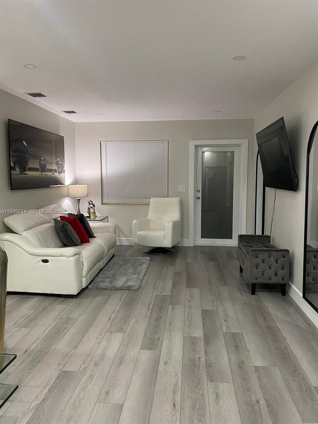 Foto del edificio - 434 Tamiami Blvd