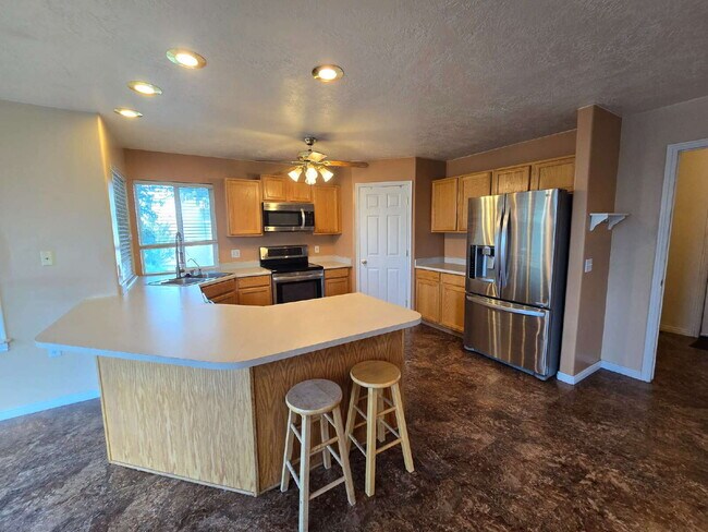 Foto del edificio - "Expansive 6-Bedroom Home with RV Parking ...