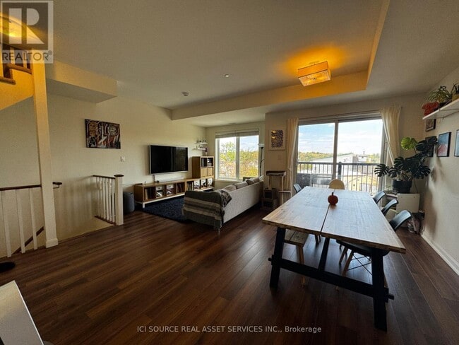 Building Photo - 487 Queen St