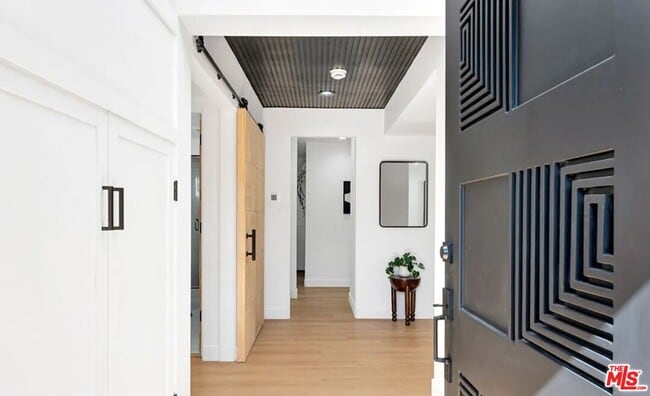 Building Photo - 418 N Bowling Green Way