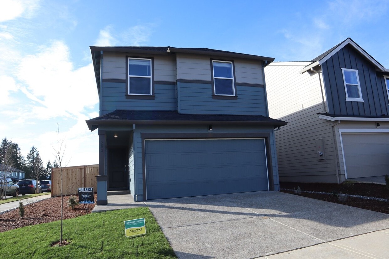 Foto principal - LIKE NEW Spacious 2 Story Home on Corner L...