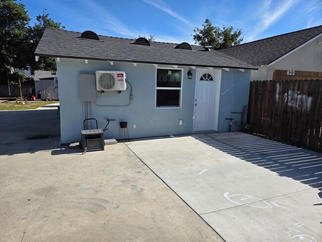 Building Photo - 628 E Kingsley Ave