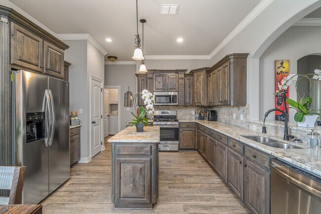 Building Photo - Beautiful Home in Desirable Dogwood South