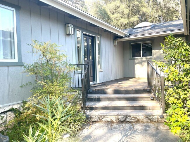Building Photo - Single story golf course 3/2 home in Lake ...