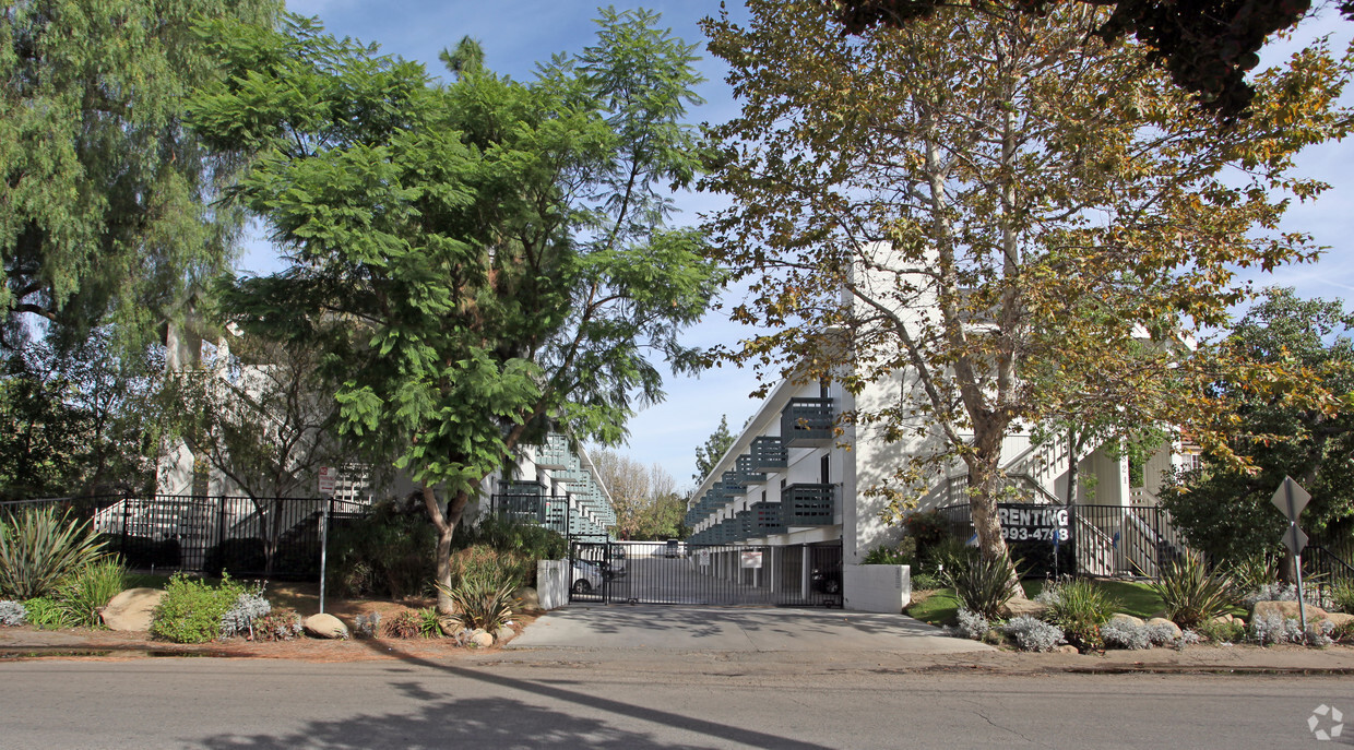 Primary Photo - Halsted Garden Apartments