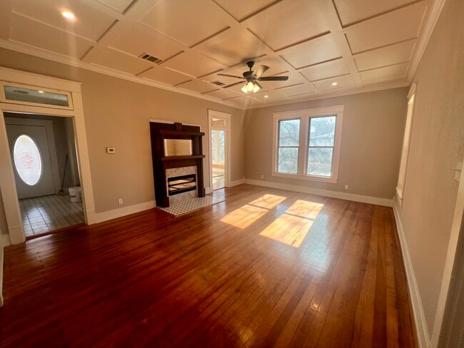 Livingroom with electric fireplace - 2115 Johnson St