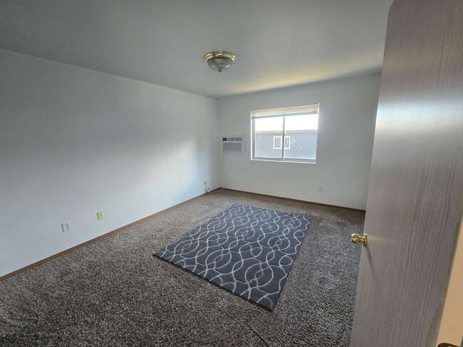 Building Photo - 402 E River Ave
