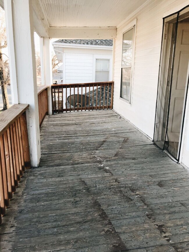 607 N Walnut St Unit 607 1/2, Hutchinson, KS 67501 Room for Rent in