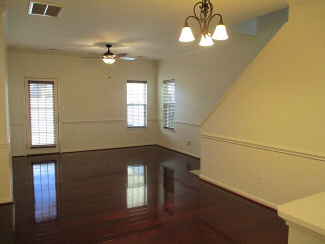 Foto del edificio - VERY Spacious townhouse with 3 Bedrooms, 3...