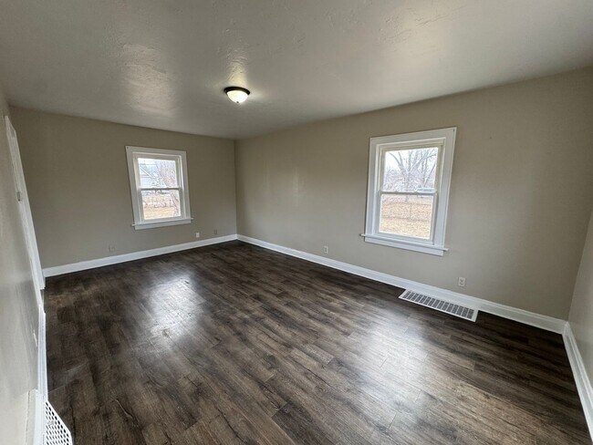 Building Photo - Two bedroom one bath house in Rock Island