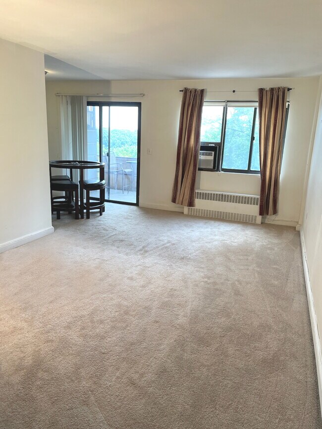 Living Room/Dining - 1567 N Colonial Ter